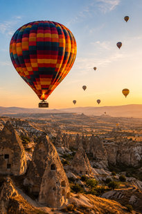Kapadokya üzerinde sıcak hava balonu