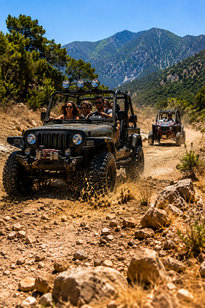 Dağ yolunda jeep safari